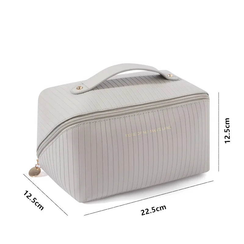 Borsa cosmetica grigia con manico, dimensioni 22,5x12,5x12,5 cm, design elegante a righe, ideale per trucco e accessori da viaggio.