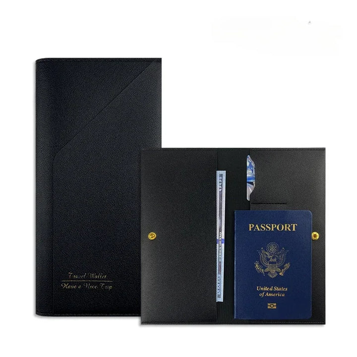 Portadocumenti da viaggio in pelle nera con passaporto USA, biglietto aereo e tasca per carte. Elegante e funzionale, ideale per viaggiatori.
