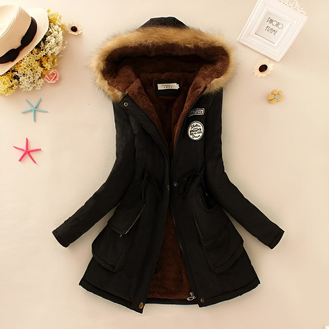 Giacca invernale nera con cappuccio in pelliccia sintetica marrone, decorazioni floreali e accessori, ideale per moda donna autunno inverno.