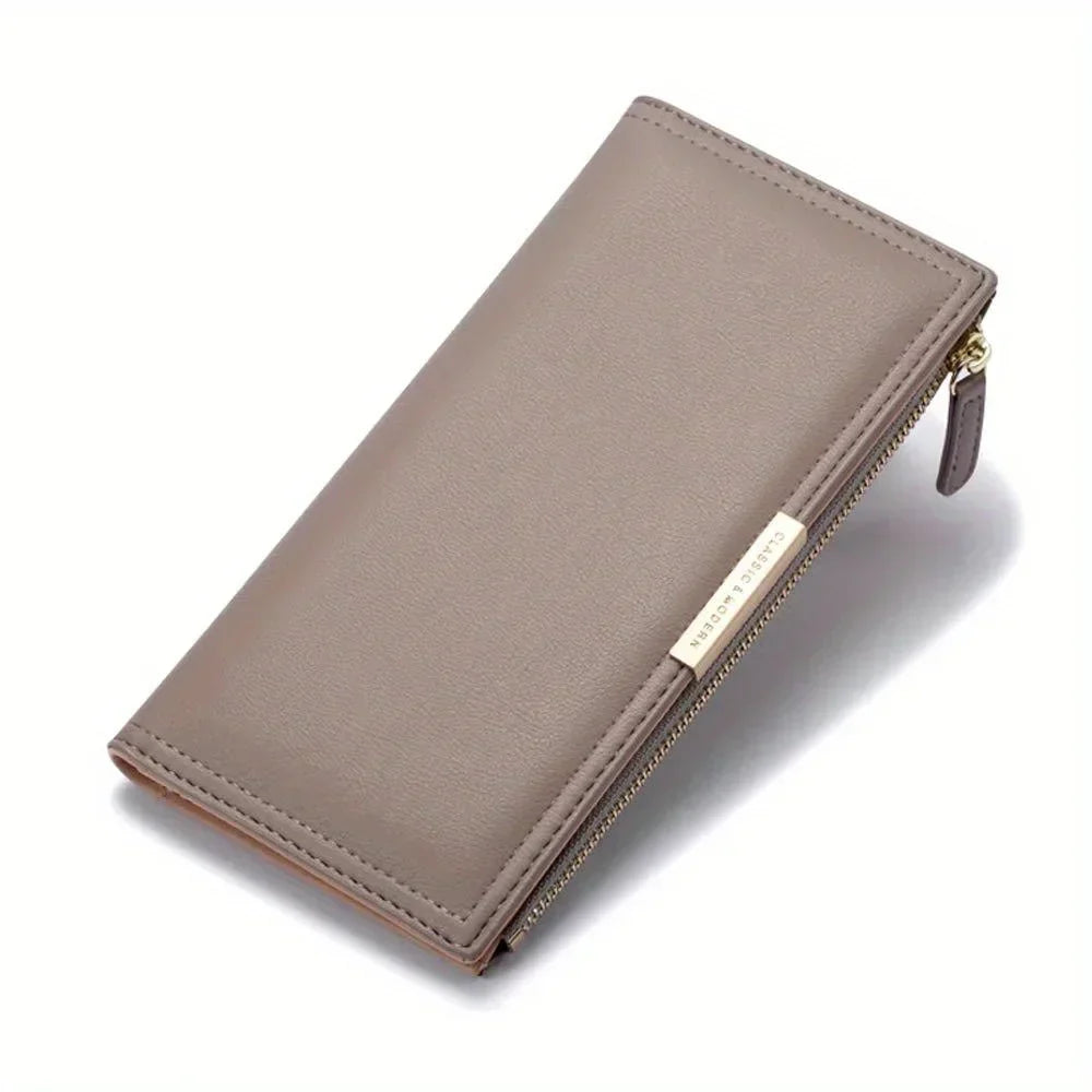Portafoglio donna in pelle beige con cerniera dorata, design elegante e sottile, ideale per moda e accessori femminili di lusso.