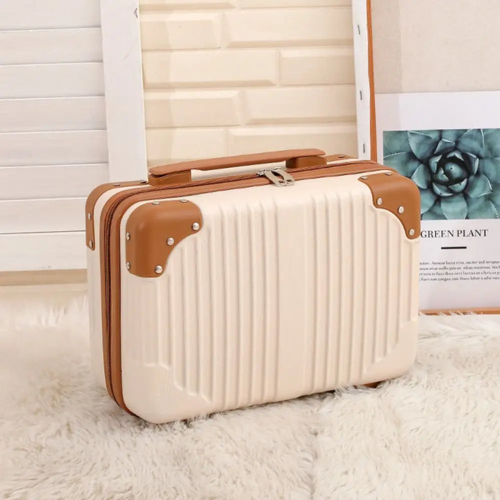 Valigia rigida beige con angoli rinforzati marroni, design elegante, su tappeto bianco. Perfetta per viaggi, bagaglio a mano, stile moderno.