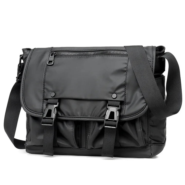 Borsa a tracolla nera in nylon, design moderno con fibbie e tasche multiple, ideale per lavoro e viaggio. Accessorio moda unisex resistente.