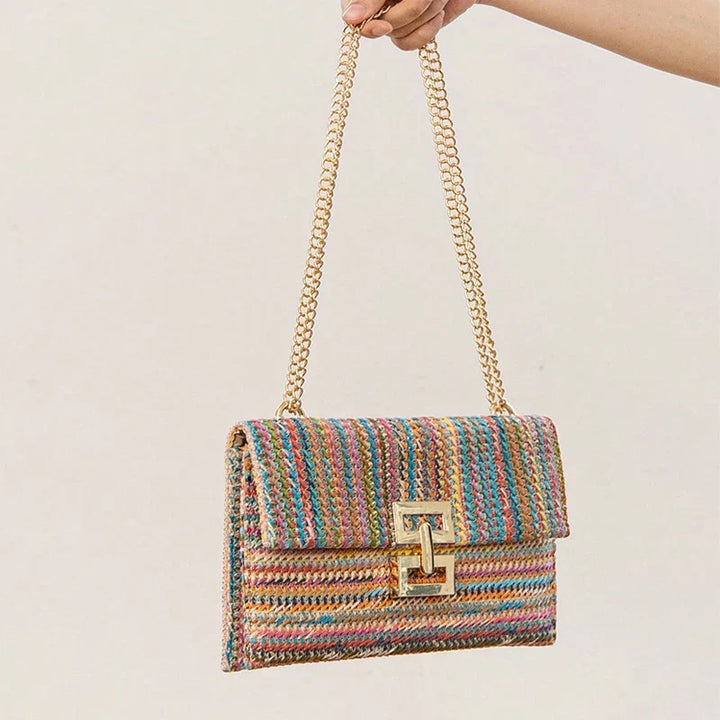 Borsa a tracolla multicolore in tessuto intrecciato, chiusura dorata, catena oro. Accessorio moda elegante e versatile per ogni occasione.