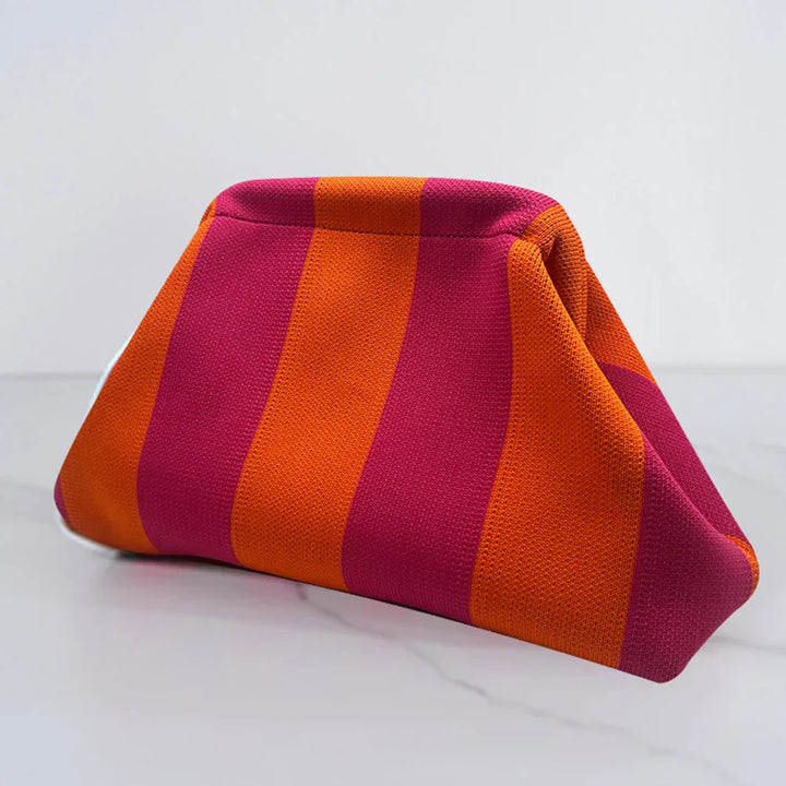 Borsa a mano triangolare a righe arancioni e rosa, design moderno, tessuto resistente, accessorio moda donna elegante e colorato.