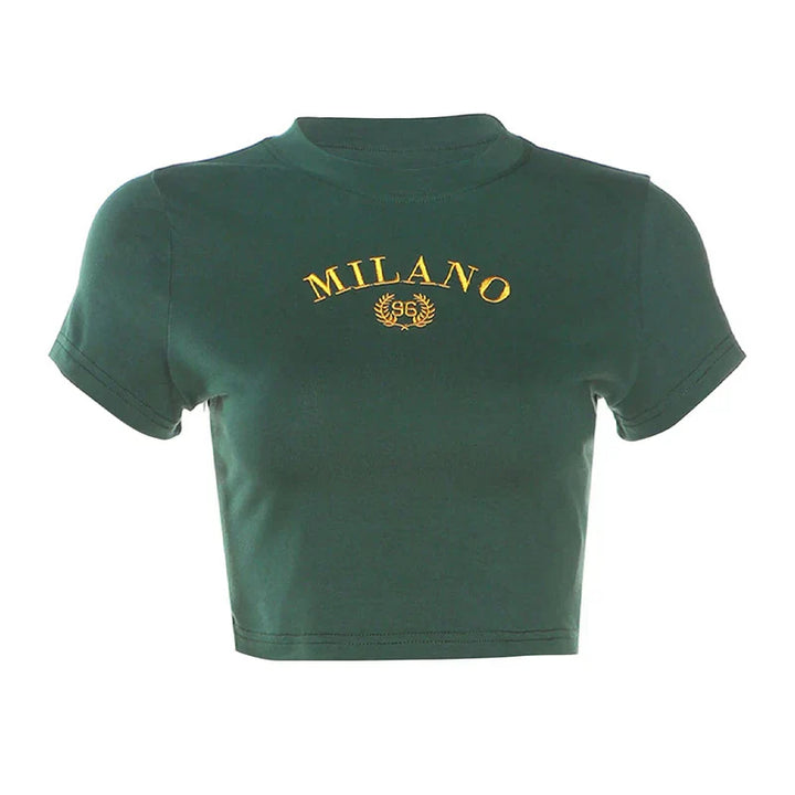 Maglietta corta verde con scritta "Milano" in giallo, stile casual, cotone, maniche corte, moda donna, abbigliamento estivo, tendenza urbana.