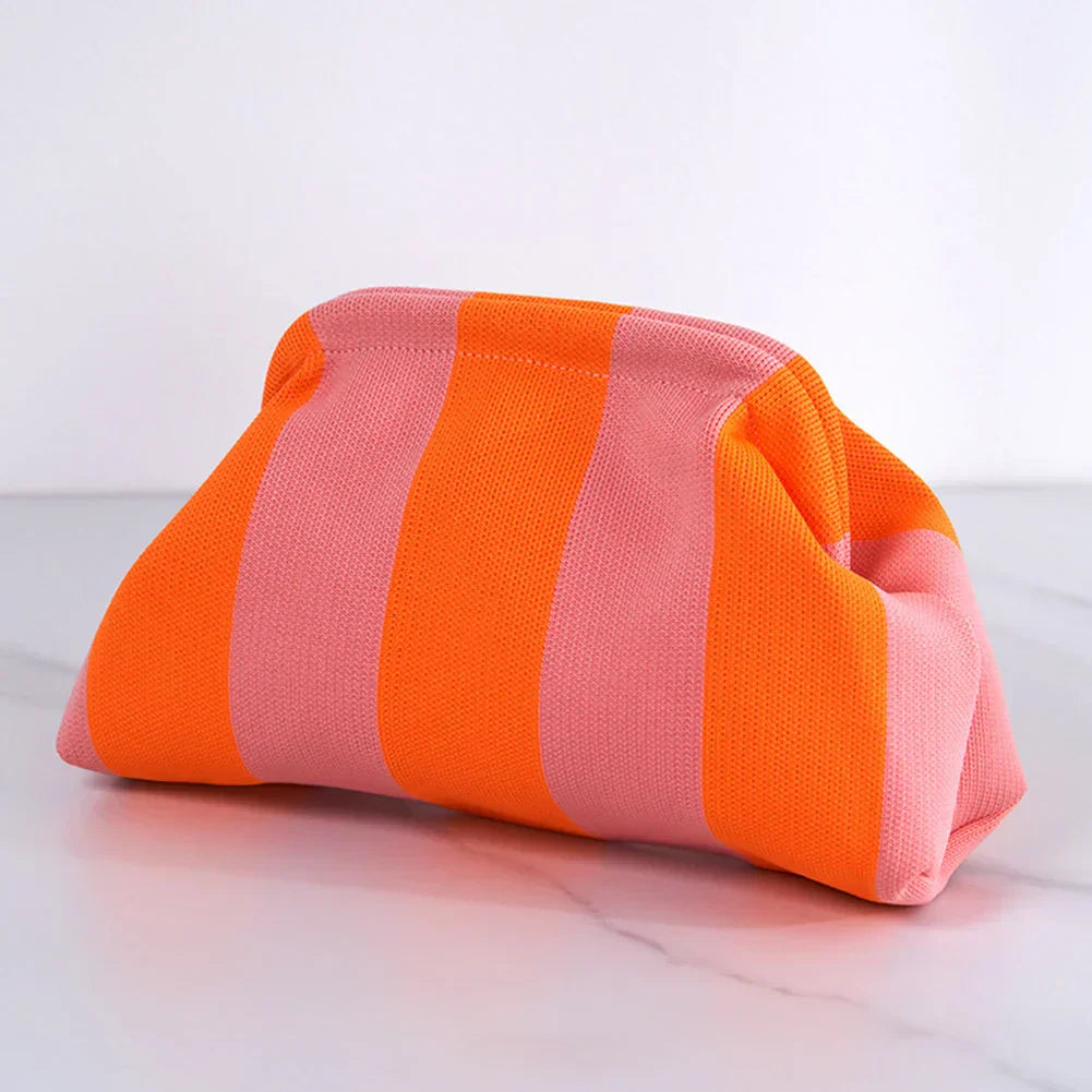 Borsa a righe rosa e arancioni su sfondo bianco, design moderno, tessuto resistente. Accessorio moda donna, ideale per l'estate.