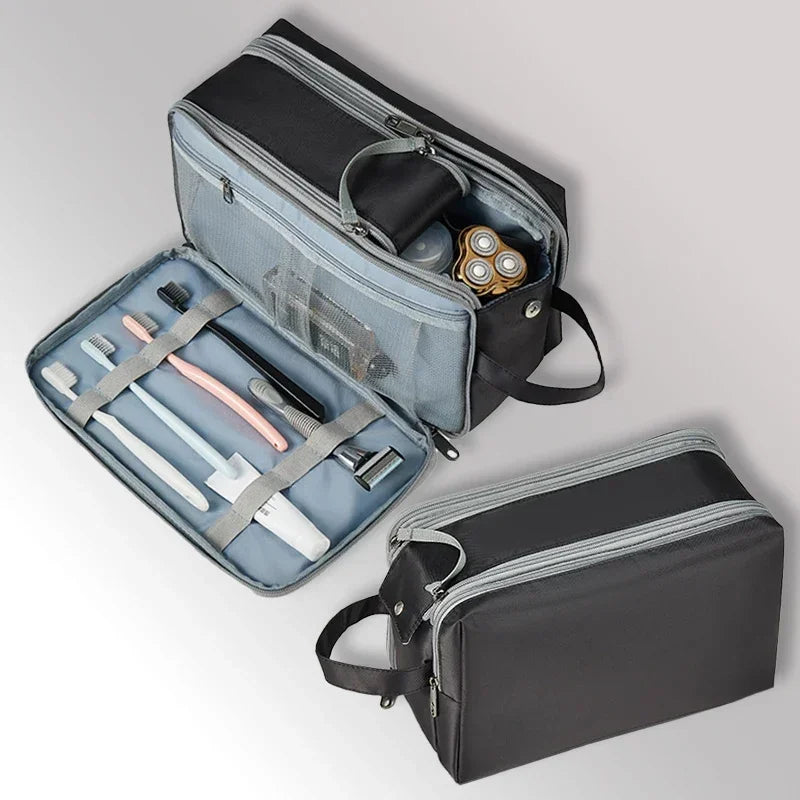 Borsa da toilette da viaggio nera con scomparti aperti, contenente spazzolini, rasoio e accessori. Design compatto, ideale per organizzazione bagagli.