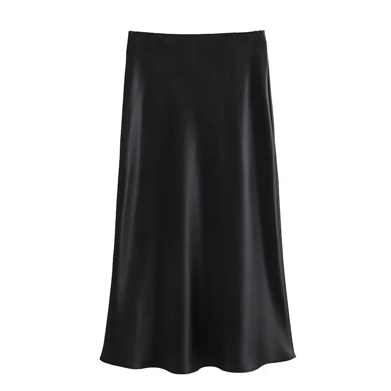 Gonna lunga nera in raso, elegante e fluida, perfetta per occasioni formali e serate. Tessuto lucido, design minimalista e versatile.