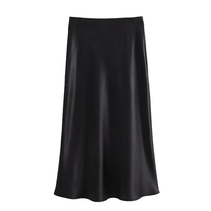 Gonna lunga nera in raso, elegante e fluida, perfetta per occasioni formali e serate. Tessuto lucido, design minimalista e versatile.