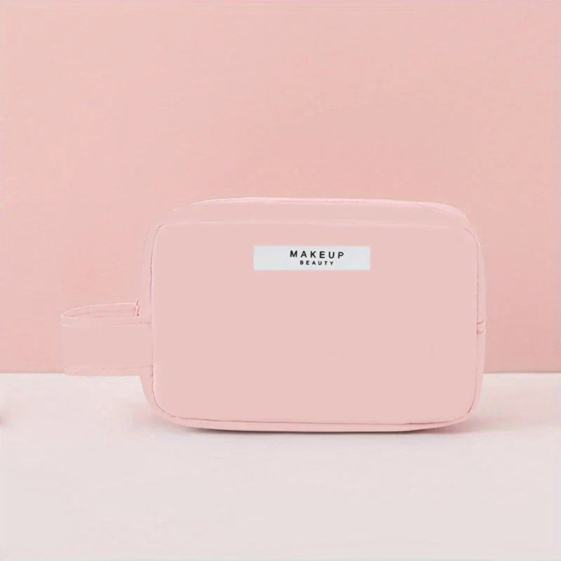 Astuccio trucco rosa pastello con cerniera, design minimalista, ideale per cosmetici e accessori da viaggio. Elegante e pratico per l'organizzazione.