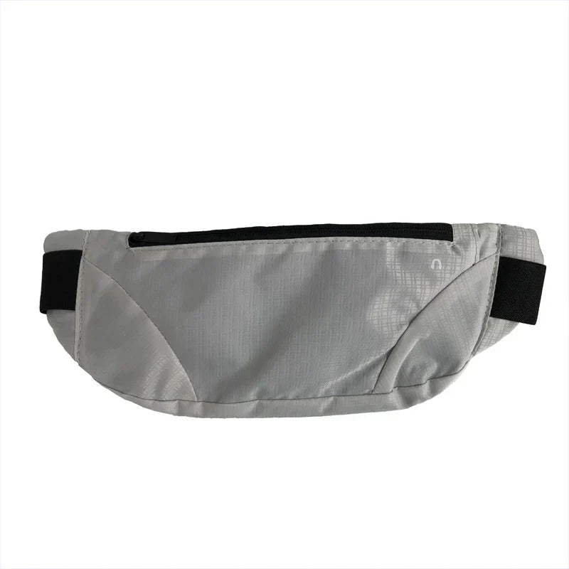 Marsupio sportivo grigio chiaro, design minimalista, con cerniera nera e cintura regolabile. Accessorio pratico per corsa e attività all'aperto.