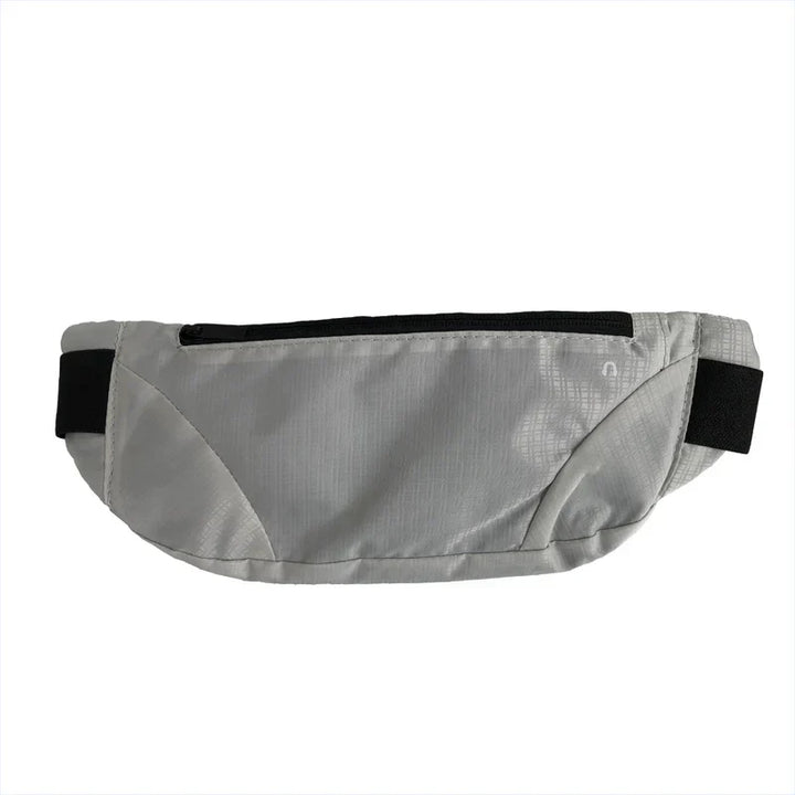 Marsupio sportivo grigio chiaro, design minimalista, con cerniera nera e cintura regolabile. Accessorio pratico per corsa e attività all'aperto.