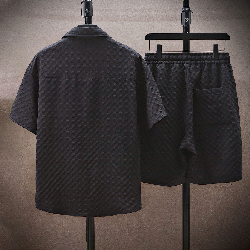 Completo estivo uomo nero, camicia e pantaloncini in tessuto strutturato, moda casual, abbigliamento leggero, stile moderno, outfit estivo.