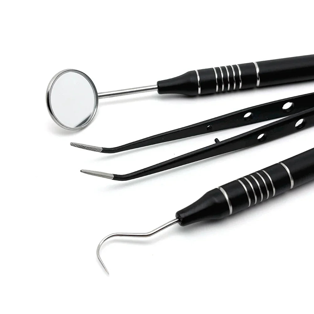 Set di strumenti dentali professionali neri, specchietto, pinzette e sonda, acciaio inossidabile, igiene orale, cura dentale, accessori odontoiatrici.
