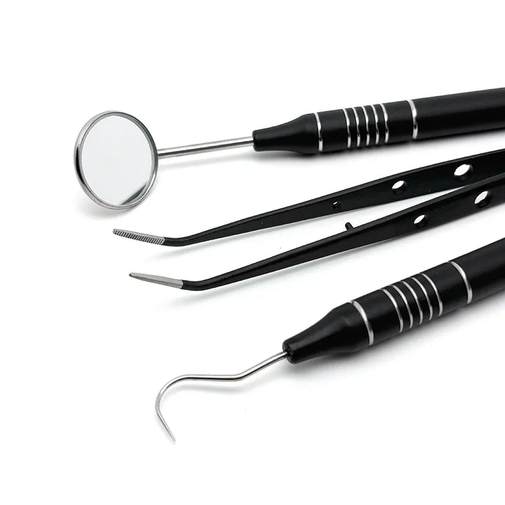 Set di strumenti dentali professionali neri, specchietto, pinzette e sonda, acciaio inossidabile, igiene orale, cura dentale, accessori odontoiatrici.