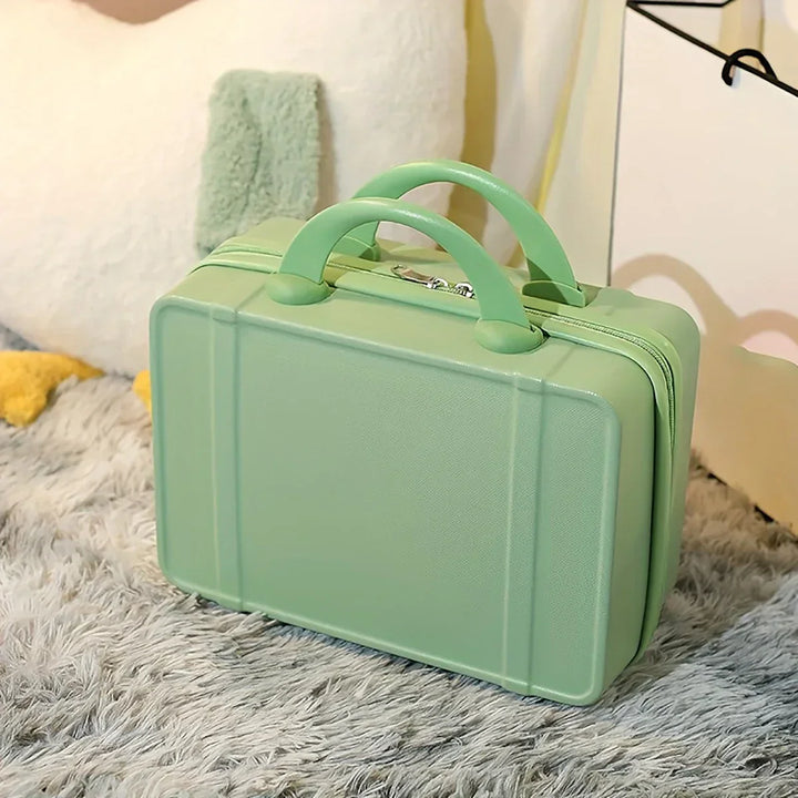 Valigia verde in plastica su tappeto grigio, design compatto e moderno, ideale per viaggi brevi. Accessorio da viaggio elegante e funzionale.