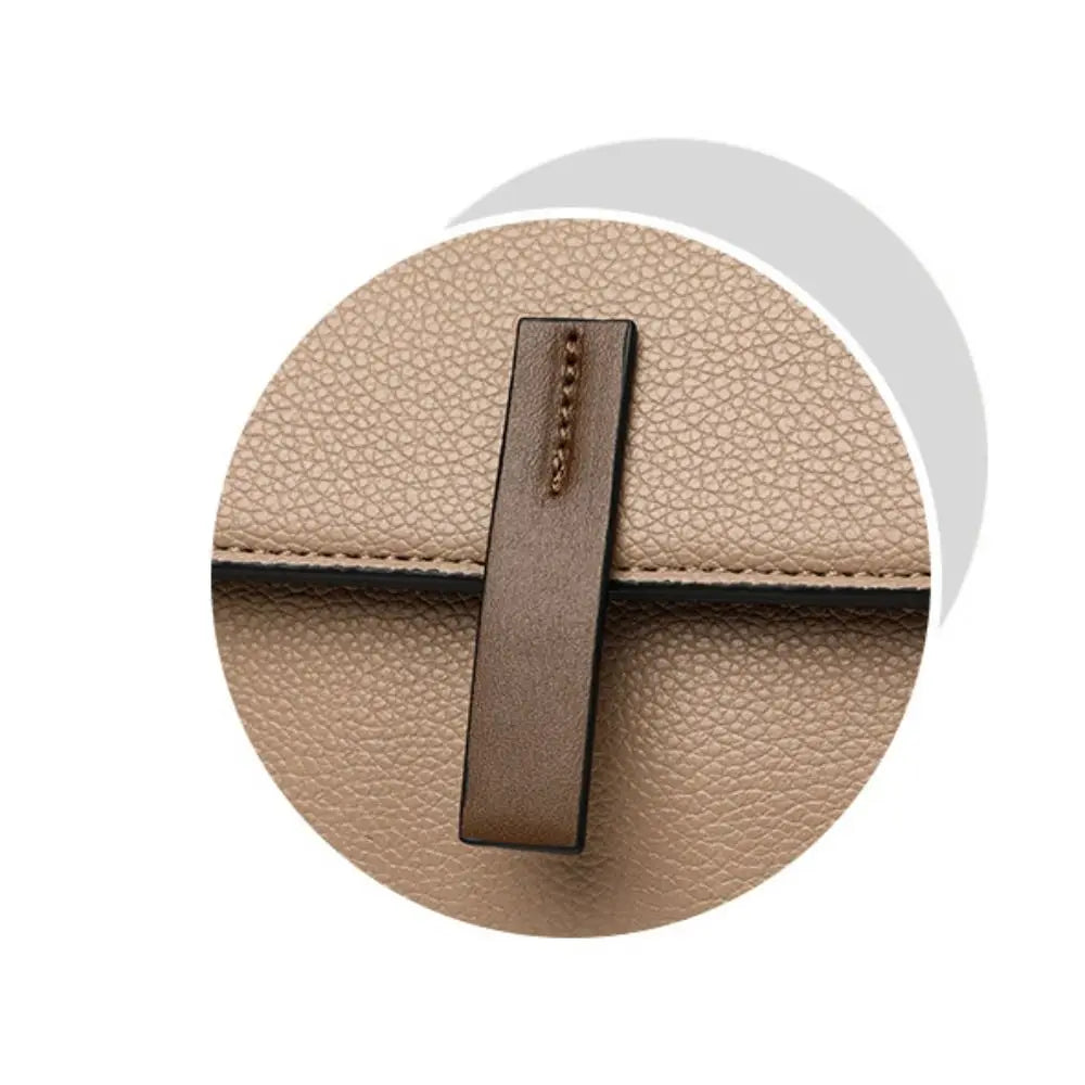 Cintura in pelle beige con fibbia marrone, texture granulosa, moda accessori donna, elegante e versatile, alta qualità, stile classico.