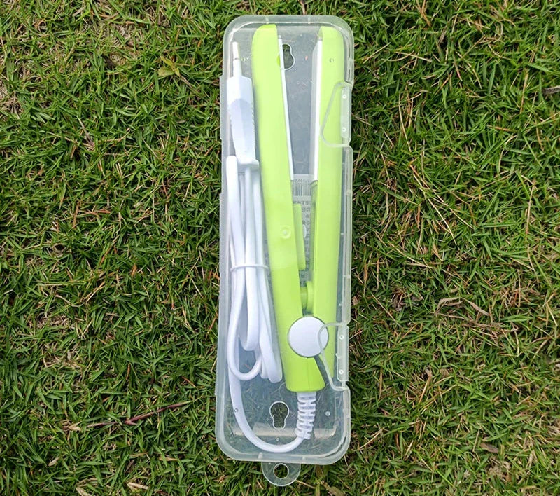 Piastra per capelli verde in custodia trasparente su erba, con cavo bianco. Strumento styling portatile, compatto, ideale per viaggi.