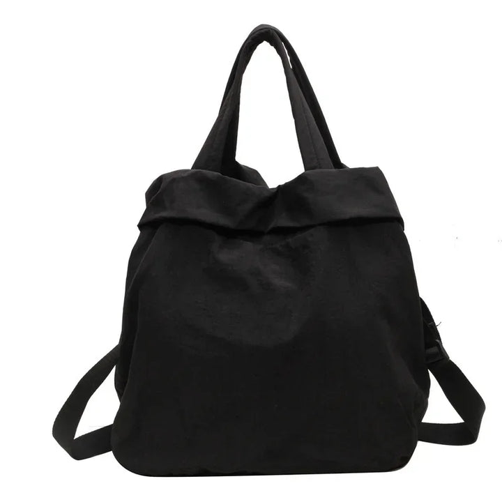 Zaino nero in tessuto, design minimalista, con manici e spallacci regolabili. Ideale per scuola, lavoro, viaggio. Accessorio moda unisex.
