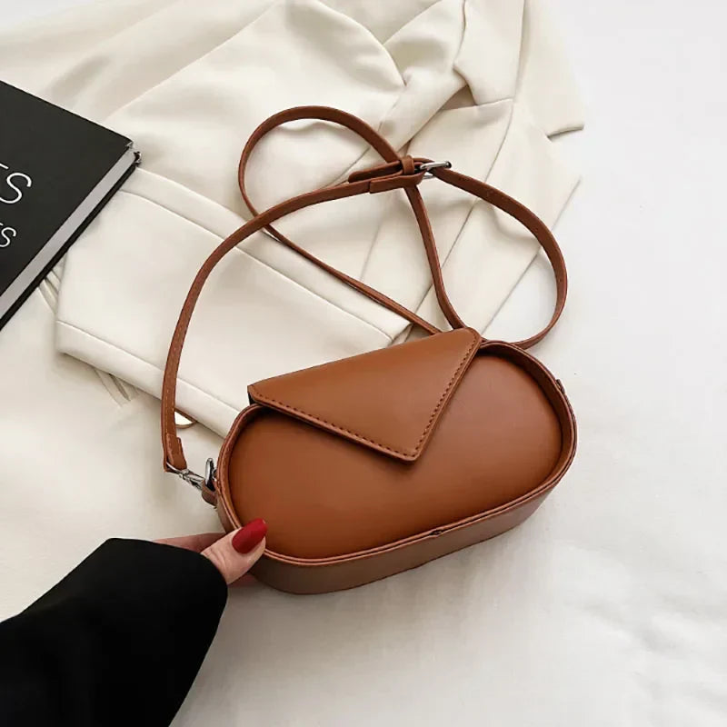 Borsa a tracolla in pelle marrone, design elegante e minimalista, chiusura a patta, perfetta per moda donna, accessorio versatile e chic.