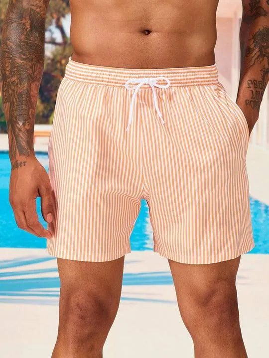 Pantaloncini da bagno uomo a righe arancioni e bianche, elastico in vita con laccio, moda estiva, piscina, tessuto leggero, stile casual.