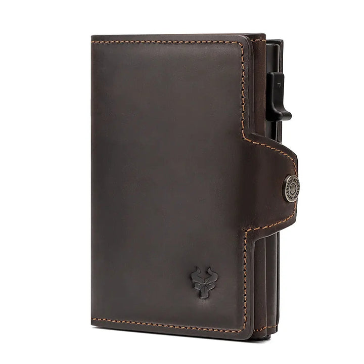 Portafoglio in pelle marrone scuro con chiusura a bottone, design elegante e compatto, ideale per carte di credito e contanti. Accessorio uomo di lusso.