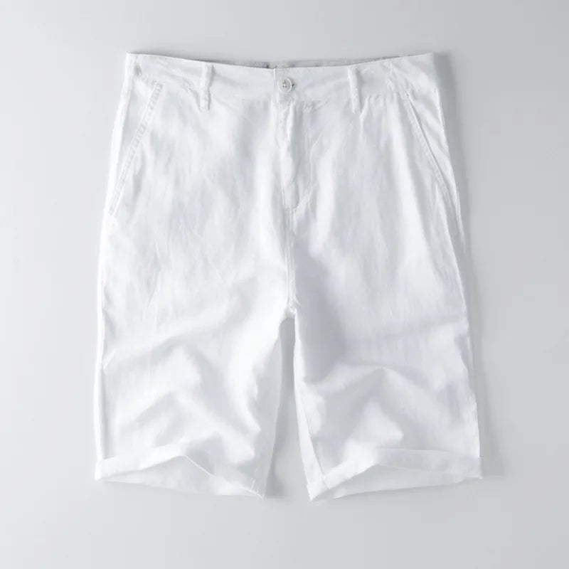 Pantaloncini bianchi da uomo in cotone, design classico, chiusura con bottone, ideali per l'estate. Perfetti per un look casual e fresco.