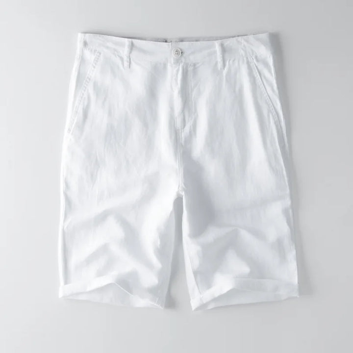Pantaloncini bianchi da uomo in cotone, design classico, chiusura con bottone, ideali per l'estate. Perfetti per un look casual e fresco.