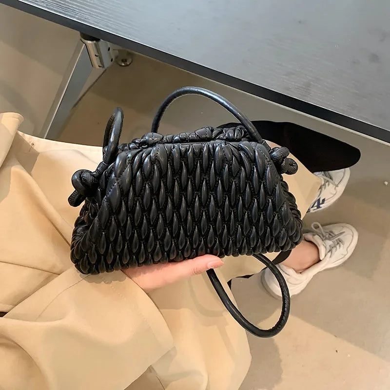 Borsa a tracolla nera intrecciata, design elegante e moderno, perfetta per moda donna. Accessorio chic per ogni occasione.