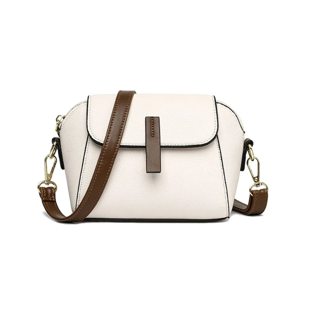 Borsa a tracolla donna in pelle bianca con dettagli marroni, chiusura a patta, tracolla regolabile, accessorio moda elegante e versatile.