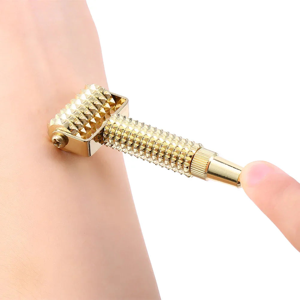 Rullo massaggiante dorato su pelle, strumento per massaggio corpo, stimolazione circolazione sanguigna, benessere e relax, accessorio bellezza.