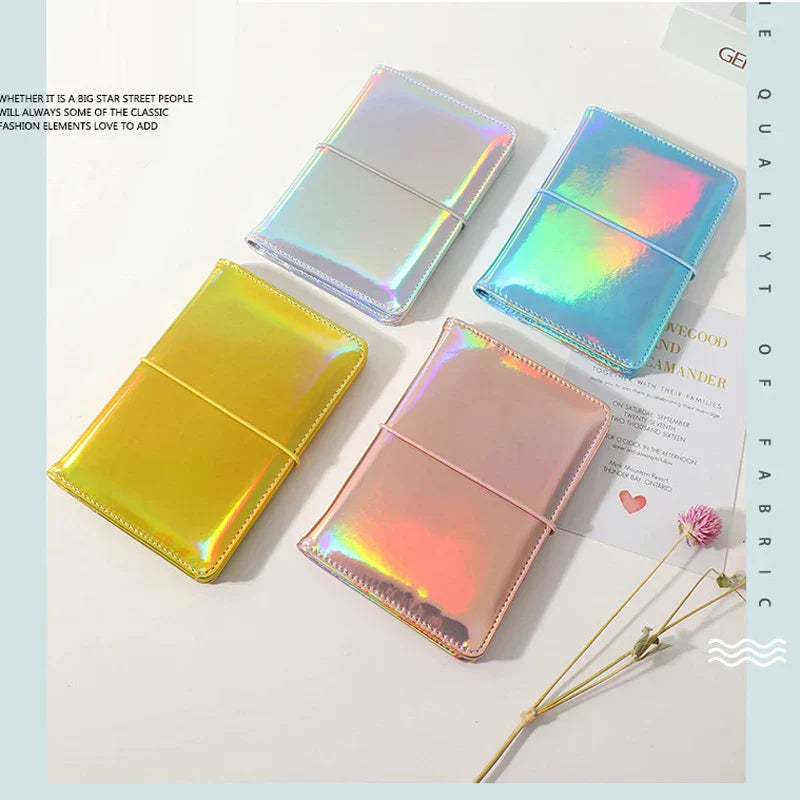Quattro quaderni A5 in copertina olografica: argento, oro, rosa, blu. Design moderno, perfetti per appunti, scuola, ufficio. Accessori di cancelleria eleganti.