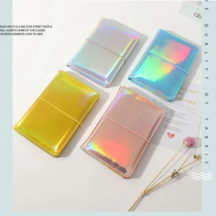 Quattro quaderni A5 in copertina olografica: argento, oro, rosa, blu. Design moderno, perfetti per appunti, scuola, ufficio. Accessori di cancelleria eleganti.
