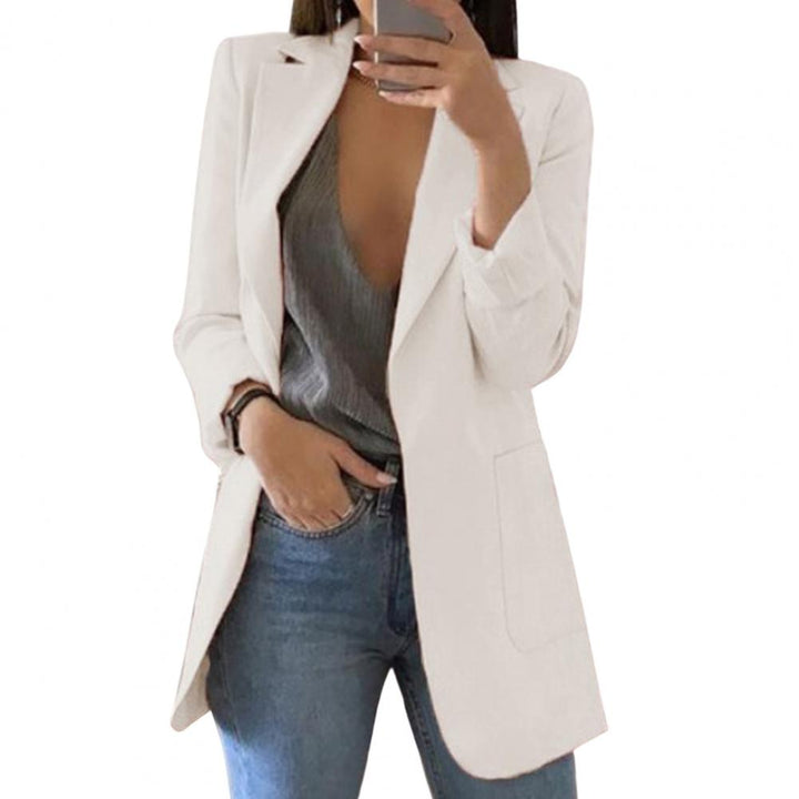 Giacca blazer bianca da donna, elegante e moderna, abbinata a top grigio e jeans. Moda femminile, abbigliamento casual chic.