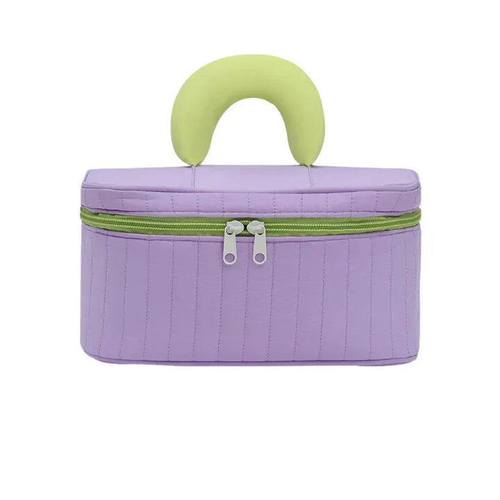 Borsa cosmetica viola con manico verde, chiusura a zip, design moderno. Ideale per viaggi, organizzazione trucco, accessori beauty.
