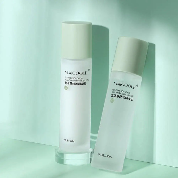 Due bottiglie di lozione per il viso Maigoole su sfondo verde, design elegante e minimalista, ideale per cura della pelle sensibile e idratazione profonda.