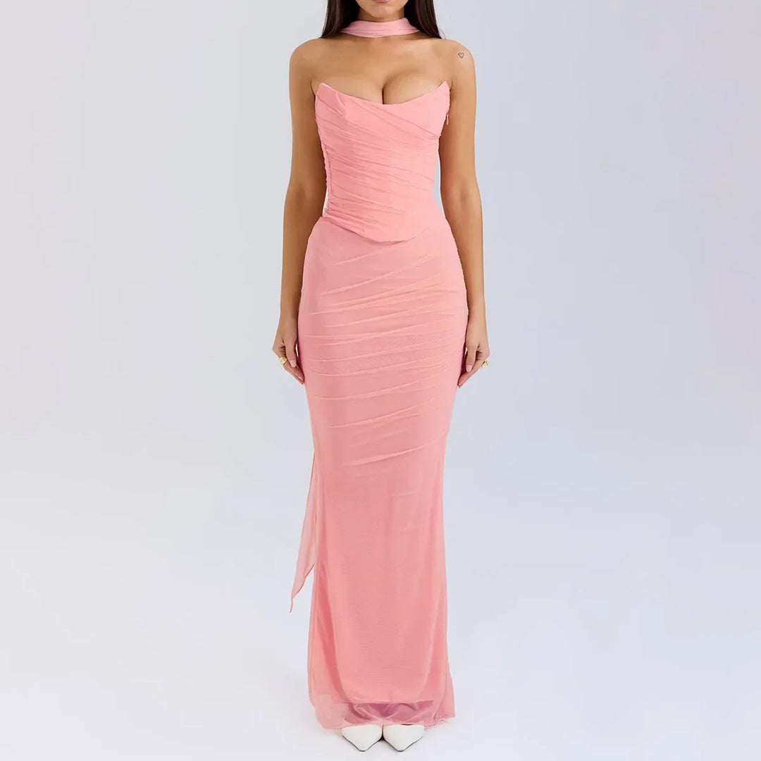 Abito lungo da sera rosa, senza spalline, con scollo a cuore e drappeggio elegante, perfetto per eventi formali e cerimonie.