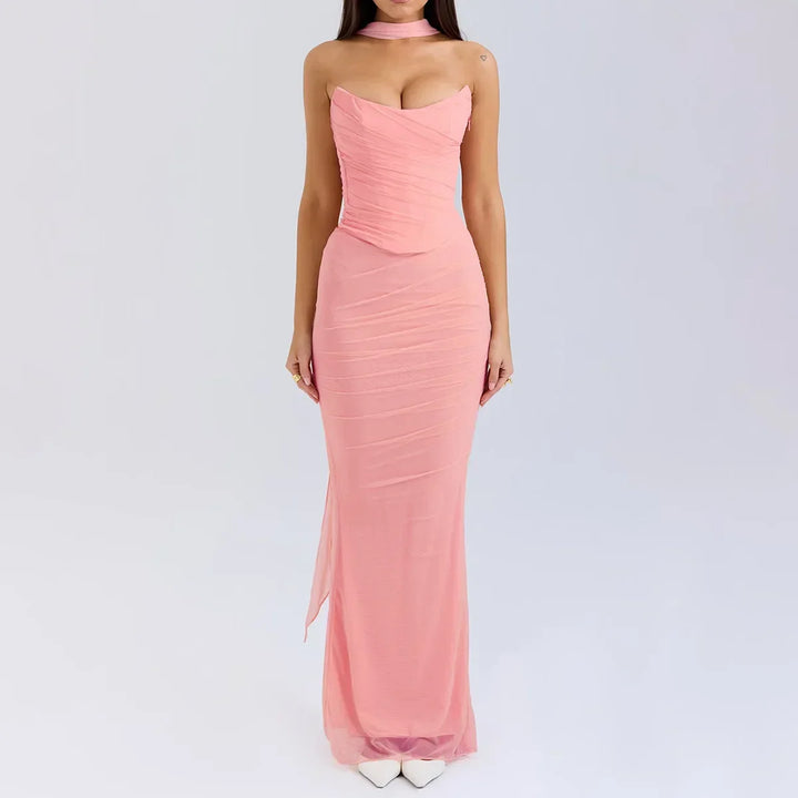 Abito lungo da sera rosa, senza spalline, con scollo a cuore e drappeggio elegante, perfetto per eventi formali e cerimonie.
