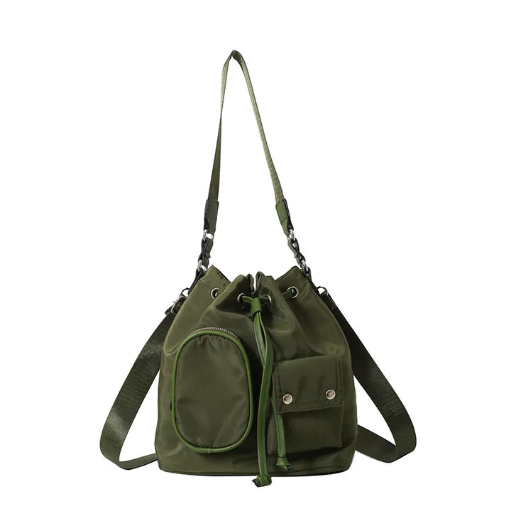 Borsa a tracolla verde oliva in nylon con tasca frontale, chiusura a coulisse e dettagli metallici. Design elegante e funzionale per ogni occasione.