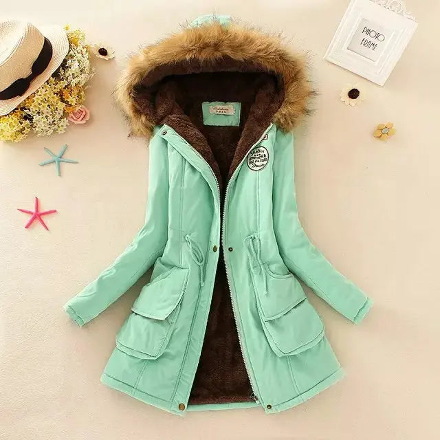 Giacca invernale donna verde menta con cappuccio in pelliccia sintetica, tasche frontali, fodera marrone, stile casual, moda autunno inverno.