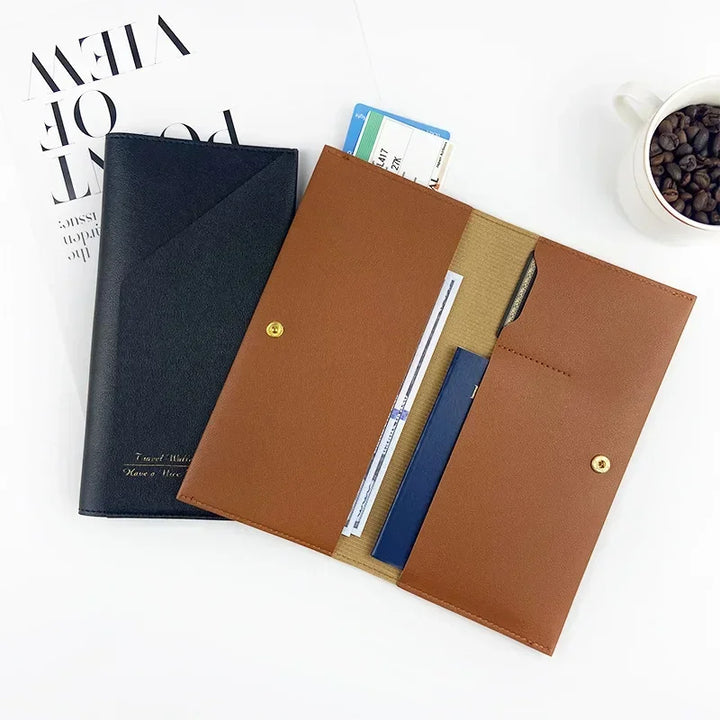 Portadocumenti in pelle marrone e nero, elegante e funzionale, con scomparti per carte e documenti, ideale per ufficio e viaggi.