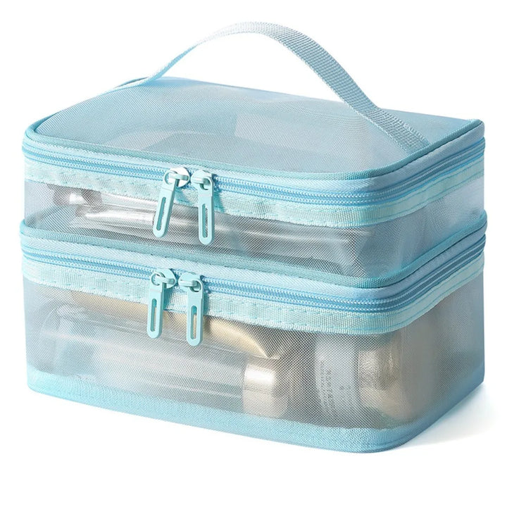 Borsa da toilette trasparente azzurra a due scomparti con cerniere, ideale per viaggi, organizzazione cosmetici e articoli da bagno.
