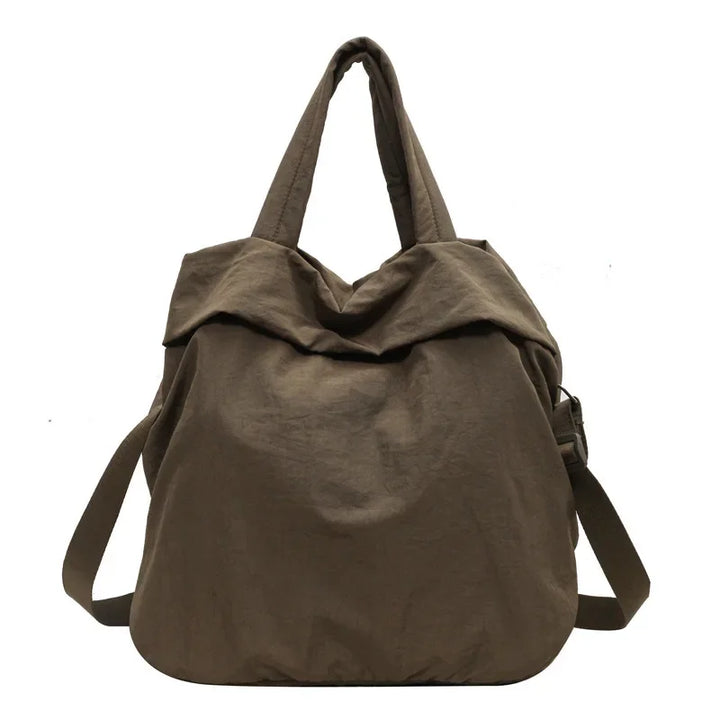 Borsa a spalla in tessuto marrone, design casual e capiente, ideale per uso quotidiano. Accessorio moda donna, stile versatile e pratico.