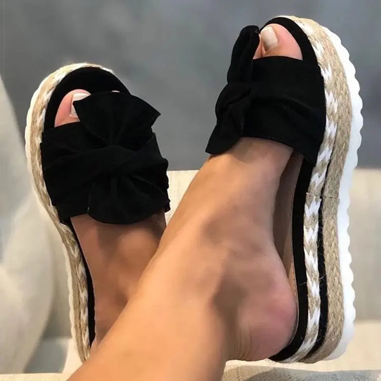 Sandali donna con zeppa in corda, fiocco nero, suola intrecciata. Scarpe estive eleganti, comode, ideali per moda casual e look estivi.