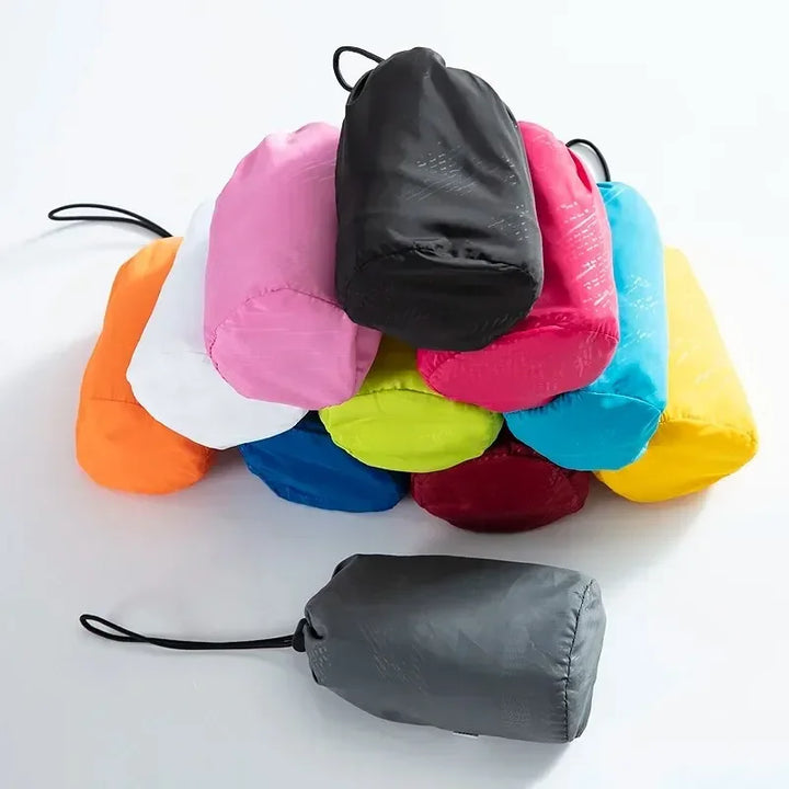 Sacchetti impermeabili colorati, compatti e leggeri, ideali per viaggi e attività outdoor. Disponibili in vari colori vivaci.