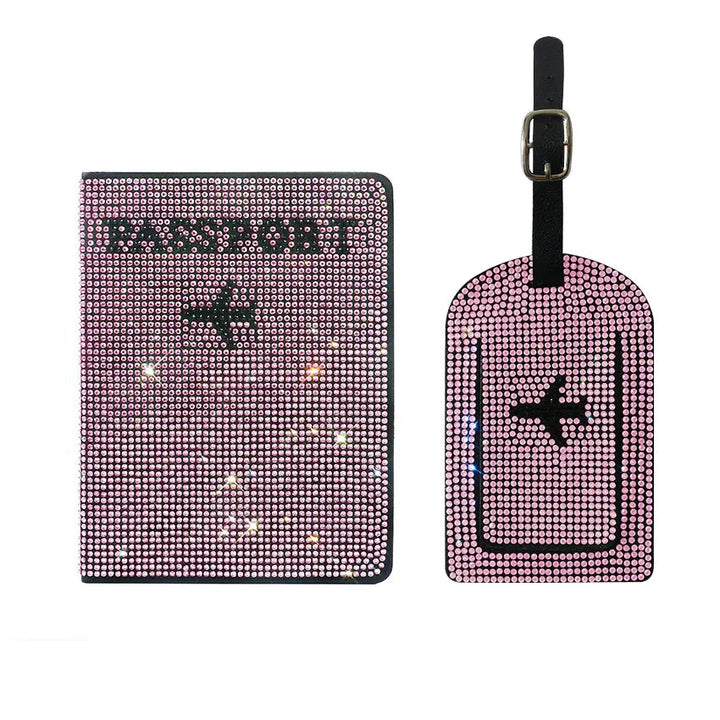 Portapassaporto e targhetta bagaglio rosa con strass, design aereo, accessori da viaggio eleganti, set coordinato, regalo perfetto per viaggiatori.