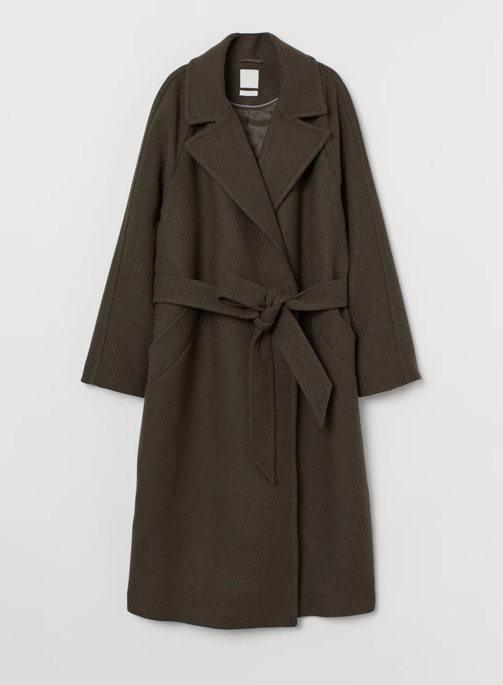 Cappotto lungo marrone scuro in lana con cintura, design elegante, tasche laterali, ideale per l'inverno. Moda donna, abbigliamento caldo.