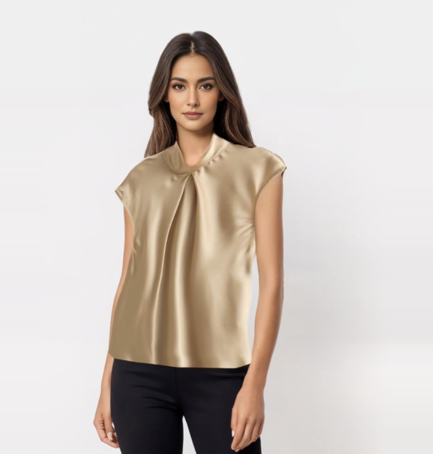 Blusa elegante in raso dorato, senza maniche, con colletto drappeggiato. Indossata da modella su sfondo bianco. Moda donna, abbigliamento chic.