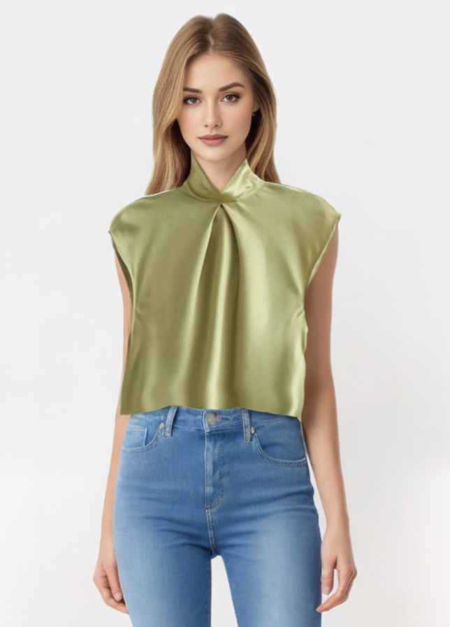 Blusa satinata verde chiaro con colletto annodato, senza maniche, indossata da modella. Elegante top in raso, perfetto per look casual e formali.