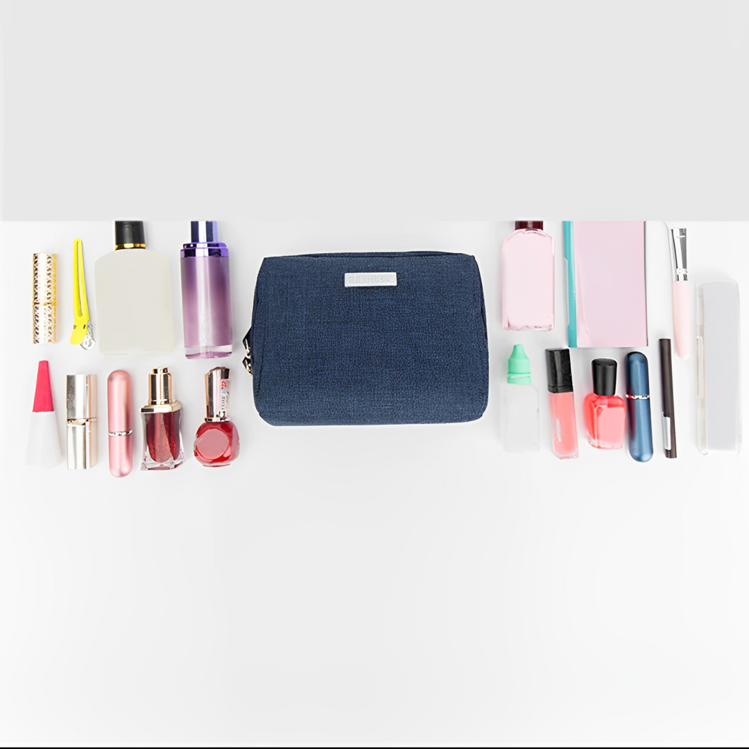 Astuccio cosmetico blu con vari prodotti di bellezza: rossetti, profumi, smalti e creme. Organizzatore trucco da viaggio, accessori moda donna.